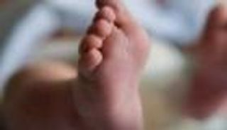 حادث مفجع في مصر.. طفل يلقي شقيقه من الطابق الثامن أثناء صلاة والدتهما