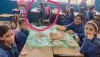 منع تلميذة من مشاركة زميلاتها إفطارا جماعيا.. صورة تثير الغضب في الأردن