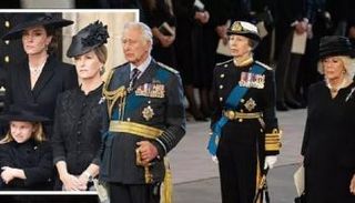 كاميلا وآن وصوفي وكيت بجوار وخلف المللك تشارلز