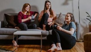 النائبات بالبرلمان الألماني على أريكة الشقة المشتركة