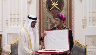 السلطان هيثم بن طارق يقلد الشيخ محمد بن زايد آل نهيان أرفع وسام عماني