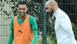 وليد الركراكي مدرب المغرب مع حكيم زياش
