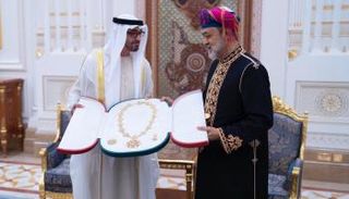 جانب من تبادل الأوسمة بين رئيس الإمارات وسلطان عمان