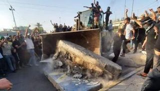 محتجون يطيحون بحواجز على مقربة من المنطقة الرئاسية