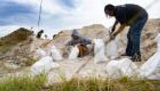 فلوريدا تحبس أنفاسها وتستعد للإعصار المخيف بالمتاريس والرمال (صور)