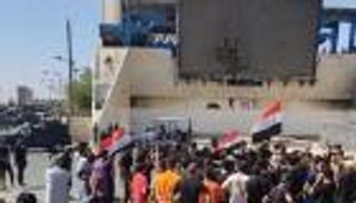 بث مباشر.. اشتباكات عنيفة بين متظاهرين عراقيين وقوات الأمن بـ"ساحة التحرير"