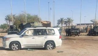 آثار صاروخ سقط قرب مقر البرلمان بالمنطقة الرئاسية (مواقع التواصل)