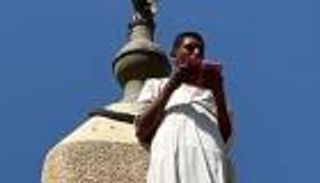 شاب مصري يتسلق مئذنة مسجد ويخطب في الناس.. والتحريات تكشف مفاجأة