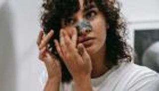 كم مرة يجب ازالة الرؤوس السوداء؟ اكتشفي الروتين المناسب لبشرتك