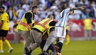 الأمن يفصل ميسي عن أحد المشجعين