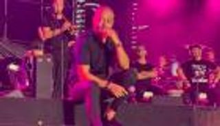 تامر عاشور يمازح إحدى معجباته: "إحنا بنوزع مناديل" (فيديو)