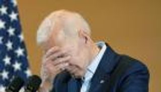 "آلة زلات".. بايدن ينادي على نائبة متوفاة منذ شهر