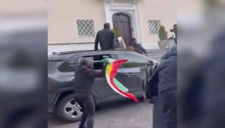 جانب من تحطيم السيارة أمام سفارة إيران بالنرويج