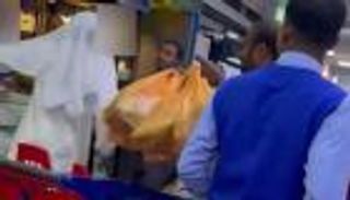 كويتي يعتدي بالضرب على عامل وافد.. والأمن يتحرك (فيديو)