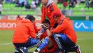 6 دقائق تكفي.. صدمة صوتية تصيب حارسا وتنهي مباراة ديربي (فيديو)