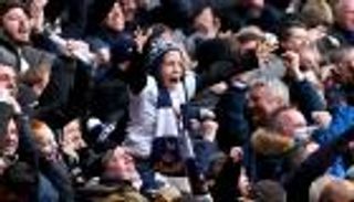 بسبب صاروخ ناري.. مشجعة إنجليزية تدخل التاريخ من الباب الضيق