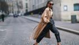 موضة خريف 2022.. السروال الجلدي يمنح إطلالة جريئة