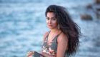 ميرهان حسين في إطلالة غريبة.. بنطلون مفتوح وخصر مكشوف