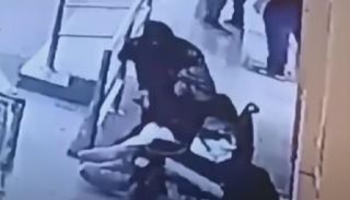 حارسة أمن تعتني بأحد ذوي الهمم في السعودية