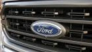 فورد بدون الشعار "البيضاوي الأزرق".. أزمة إمدادات تضرب الماركة الشهيرة