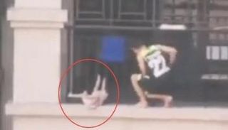 الشاب الصيني قبيل إنقاذه للطفل 