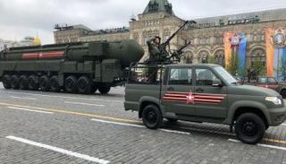 صواريخ باليستية على منصات إطلاق خلال استعراض في موسكو- أرشيفية 