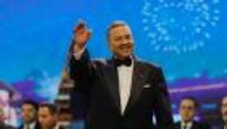 محمد عبده يشعل حفل رأس السنة بحضور "كامل العدد" (صور)