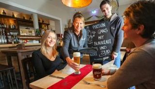 إيفلين أوفنر تقدم المشروبات لزبائنها