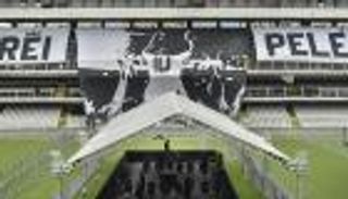 بث مباشر.. إلقاء "نظرة الوداع" على جثمان بيليه في ملعب سانتوس