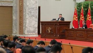 جانب من ترؤس الزعيم كيم لاجتماع الحزب الحاكم