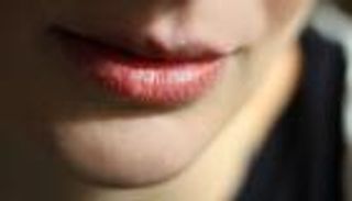 تحذير من أحمر الشفاه في الشتاء