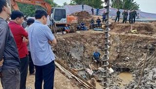 الخوف من انهيار التربة يعقد عملية إنقاذ الطفل