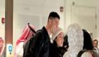 بغطاء رأس.. كيف ظهرت جورجينا لأول مرة في السعودية رفقة رونالدو؟