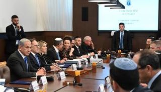 بنيامين نتنياهو خلال رئاسته الاجتماع الحكومي الأسبوعي (تويتر)