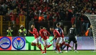 أحمد الشناوي وسط لاعبي الأهلي 