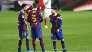 ليونيل ميسي وسيرخيو بوسكيتس مع كأس الملك