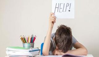 استعداد الطالب للامتحان يحتاج لمساعدة الأسرة - تعبيرية