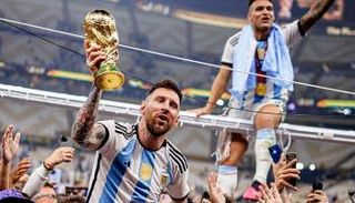 ميسي مع كأس العالم 