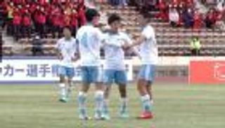 على طريقة الأطفال.. فريق ياباني يُنفذ أغرب ركلة حرة في 2023 (فيديو)