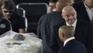 بسبب "سيلفي بيليه".. رئيس الفيفا في مرمى الانتقادات