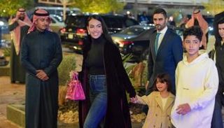 عباءة جورجينا في حفل تقديم رونالدو للنصر السعودي