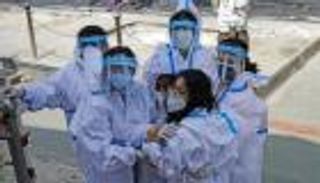 "العين الإخبارية" تجيب عن سؤال الساعة: هل يعود عالم كورونا المخيف؟