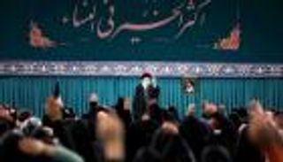 مرشد إيران "يغازل النساء" من وراء "حجاب مهسا"