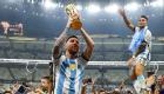 كيف دخل ليونيل ميسي التاريخ بكأس عالم مزيفة؟