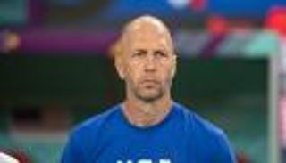 ركل زوجته قبل 31 عاما.. العنف الأسري يورّط مدرب أمريكا