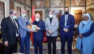 راشد الغنوشي مع أعضاء من جمعية نماء في مقر البرلمان التونسي- أرشيفية