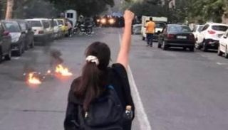 فتاة إيرانية تخلع الحجاب خلال الاحتجاجات-أرشيفية