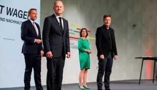 شولتز وبيربوك وليندنر في صورة تشكيل الحكومة