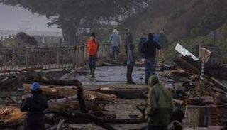 جانب من آثار العاصفة في كاليفورنيا