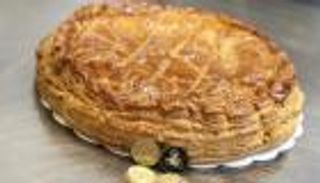 كنز داخل كعكة.. صاحب محل حلويات يجذب الزبائن بـ"الذهب" (صور)